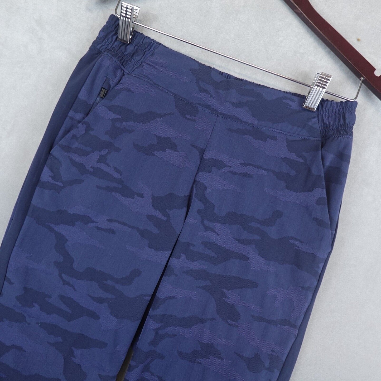 Athleta Brooklyn Jogger Women Size 6 Tall Blue Camo Pants Textured Tapered