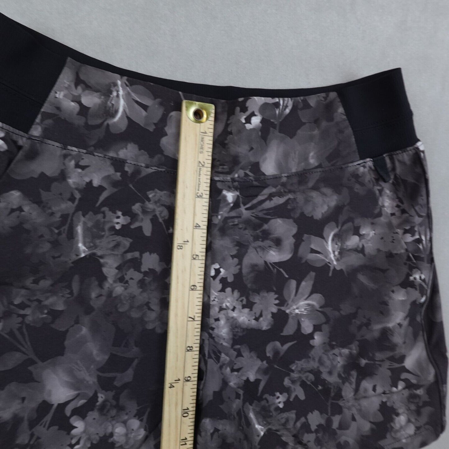 Athleta Brooklyn Printed Shorts Womens Lumen Floral Print Zipper Pockets Size 4